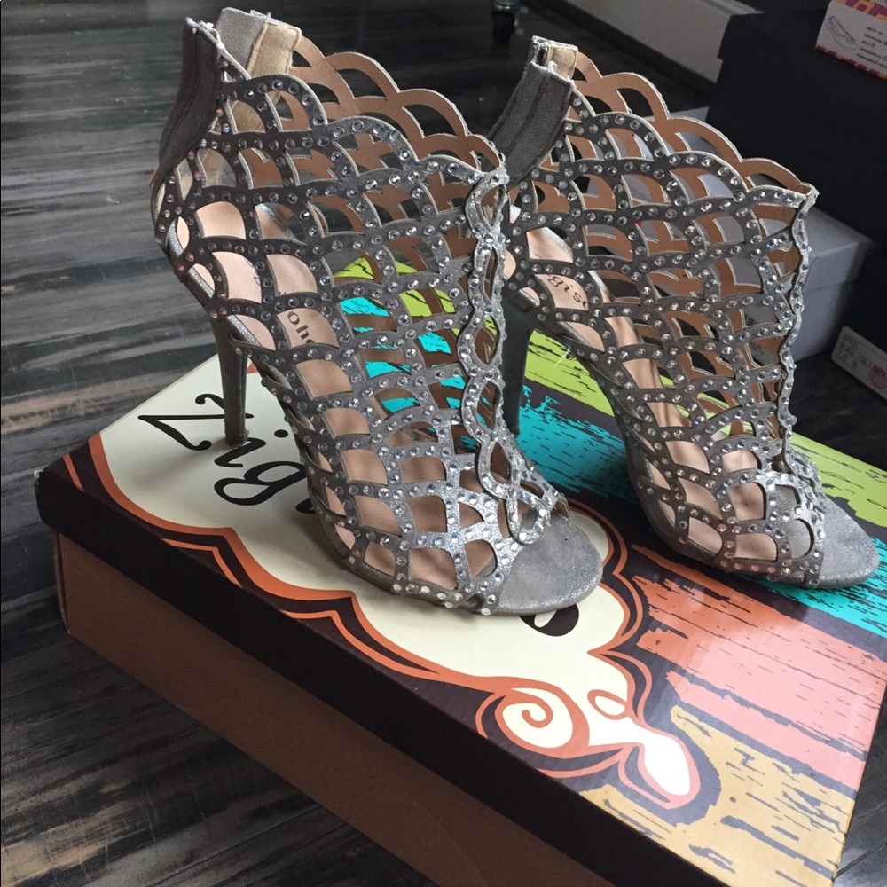 Sz 7 Silver & Rhinestone Cage Bootie